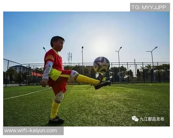 新疆小学足球队奋勇争先培养足球人才助力青少年成长与发展